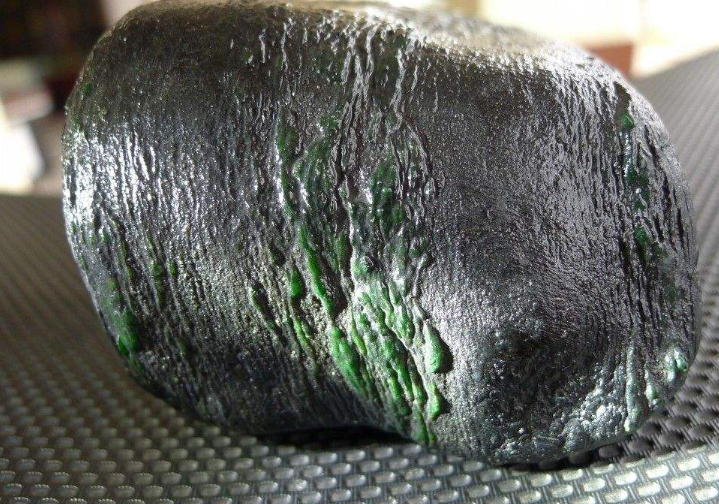 「翡翠」翡翠原矿：松花有什么特点？松花应该怎么看？