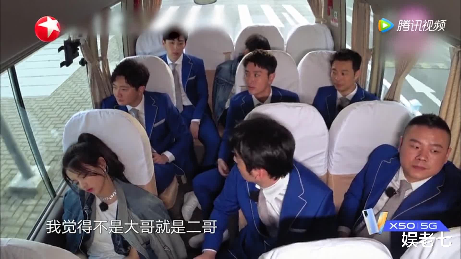 杨超越@练舞膝盖淤青,《极限挑战》累到睡着,杨超越这两年是怎么过来的?