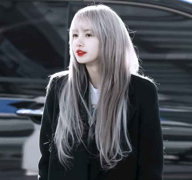 「lisa」当Lisa离开“厚刘海”,意外撞脸陈伟霆,如同复制黏贴:真不是兄妹?