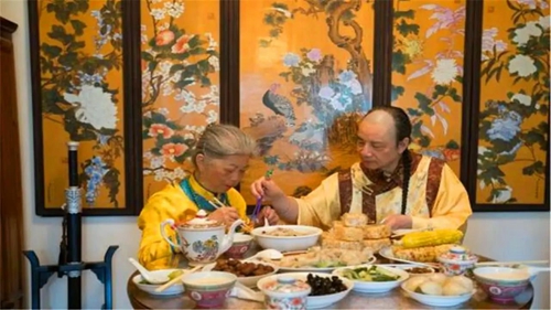 多尔衮|清亡了108年，多尔衮十世孙留长辫穿黄袍，为血脉纯正拒娶普通人