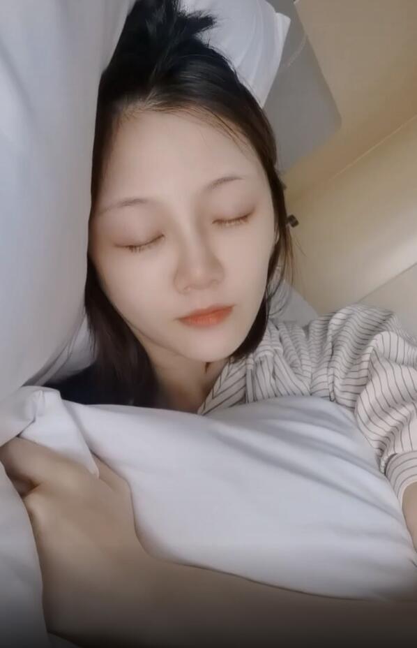 苗苗|太甜了！苗苗睡一觉变身漫画女主，郑恺甜蜜表白：美到爆炸！