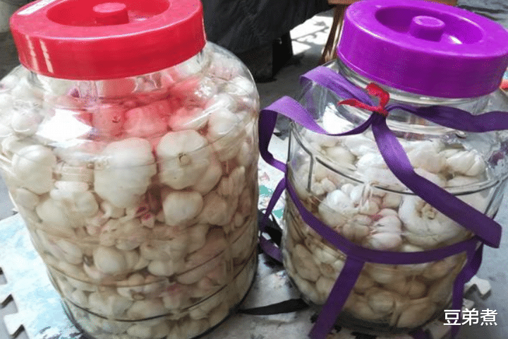 「」这才是家庭版腌糖蒜，配方和做法告诉你，酸甜爽脆，比买的还好吃