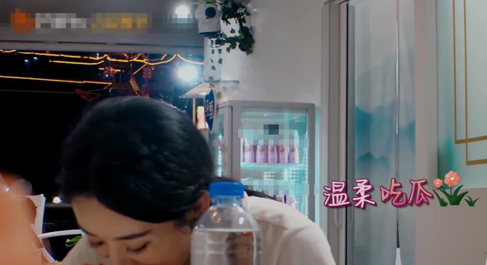 赵丽颖|《中餐厅》赵丽颖吃西瓜被曝做戏，一举动“露馅”？网友：别装了！