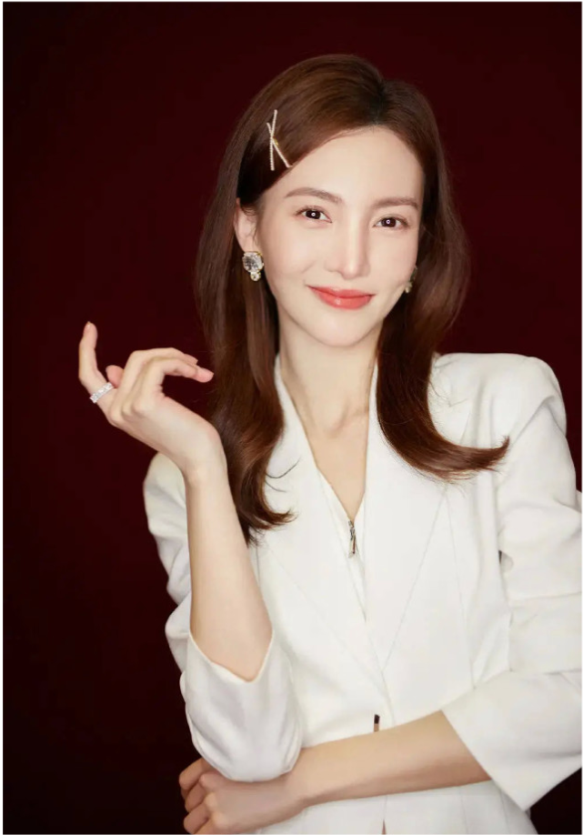 金晨|《隐秘而伟大》金晨脸不对称被质疑整容，额头和山根突兀被吐槽有阿凡达倾向