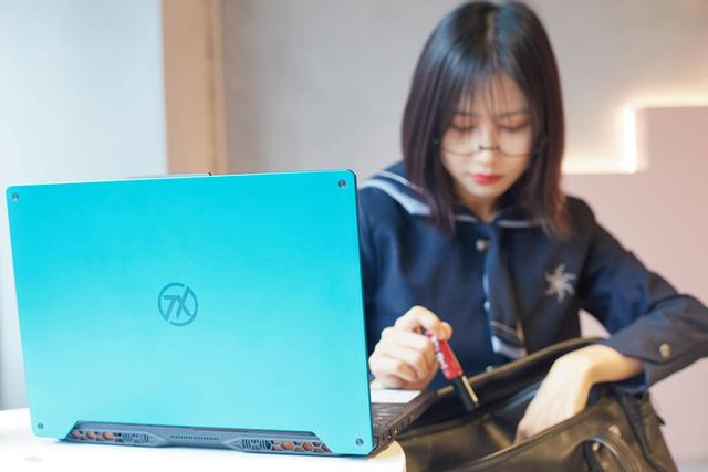 #游戏本#“天选”游戏本图赏：最萌的网瘾少女，用最酷的姿势玩游戏