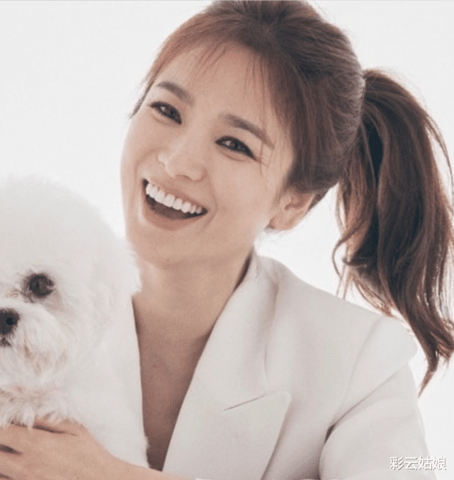 宋慧乔|大家都被宋慧乔的年龄骗了，看她扎上高马尾的样子，确定38岁？