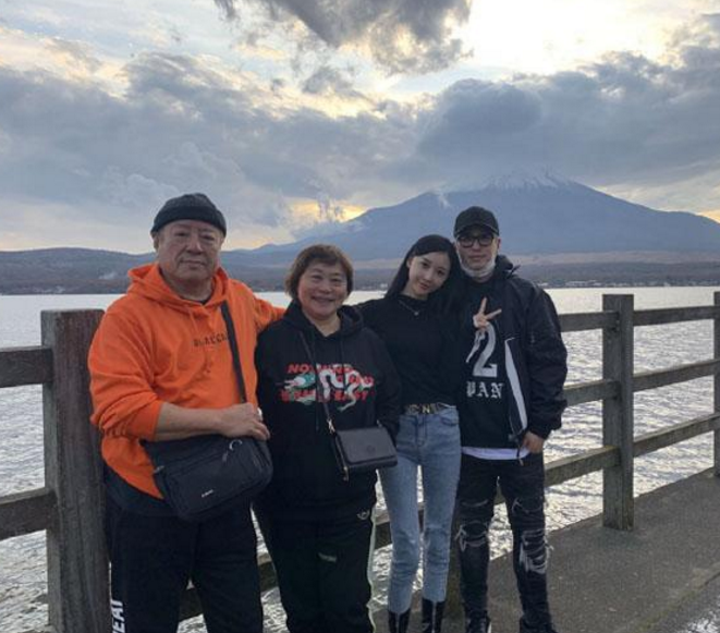 王思聪|潘玮柏娇妻再次被曝出黑照，五年前被王思聪左拥右抱显亲密！