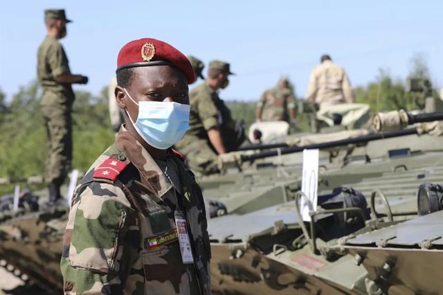 军事演习|大批军舰封锁演习海域，美舰闯入后遭导弹袭击，现场燃起浓浓黑烟