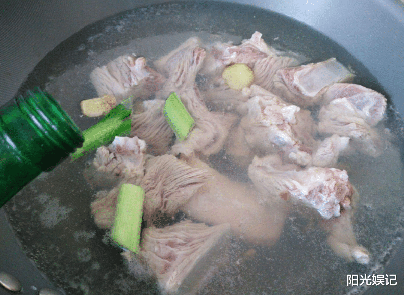#排骨#无论啥肉，不要直接焯水，否则越焯水越脏！教你3招，又快又干净