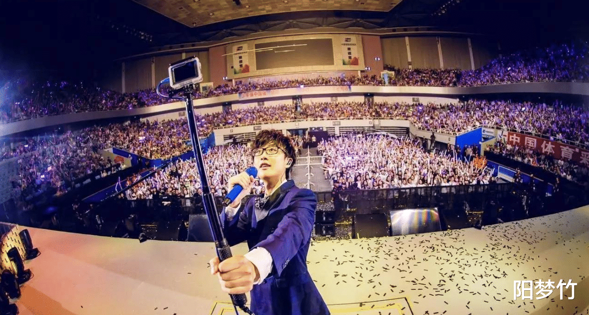 许嵩|他平时像个过气歌手一样， 一开演唱会连票都买不到！