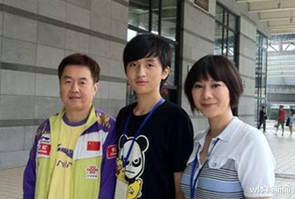 「曹燕华」国乒世界冠军近况，23岁成就大满贯后退役，现任老公是前夫队友