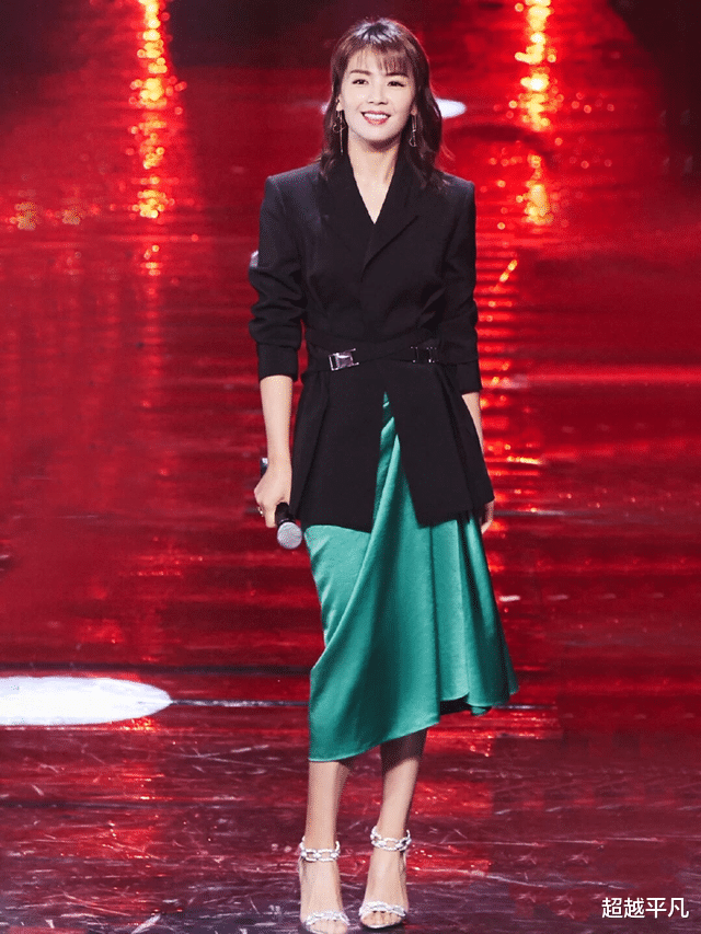 西装|刘涛气质真百变，穿碎花裙温柔典雅，穿西装秒变职场女王