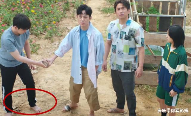 彭昱畅▲《向往4》想吃椰子，用拖鞋扔，有谁注意最后四人的脚？暴露地位