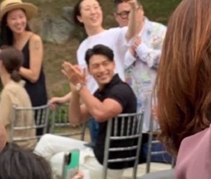 玄彬:玄彬参加婚礼照曝光,看新娘眼神超宠溺