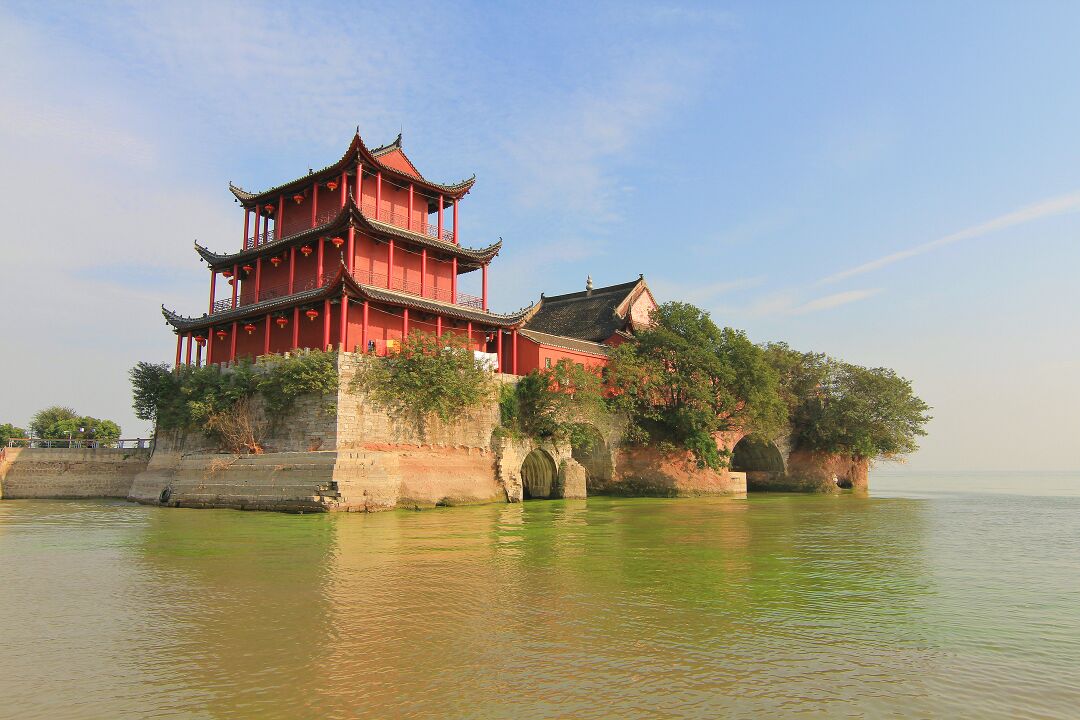 『安徽』安徽名气很大的一处湖泊，环抱2市3县，是长江中下游五大淡水湖之一