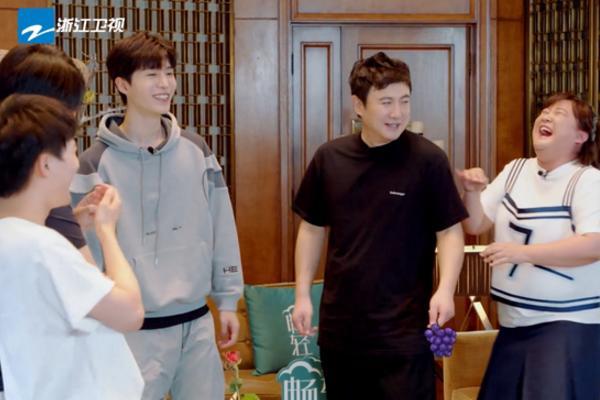 [范丞丞]范丞丞团队滤镜有多厉害？杨迪变清爽帅哥，沈腾回到军艺校草期