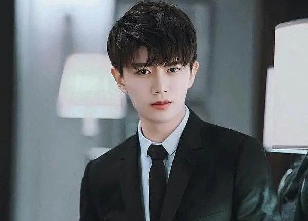 任嘉伦@任嘉伦新剧《秋蝉》开播,演技是其次,发量是真的惊人!