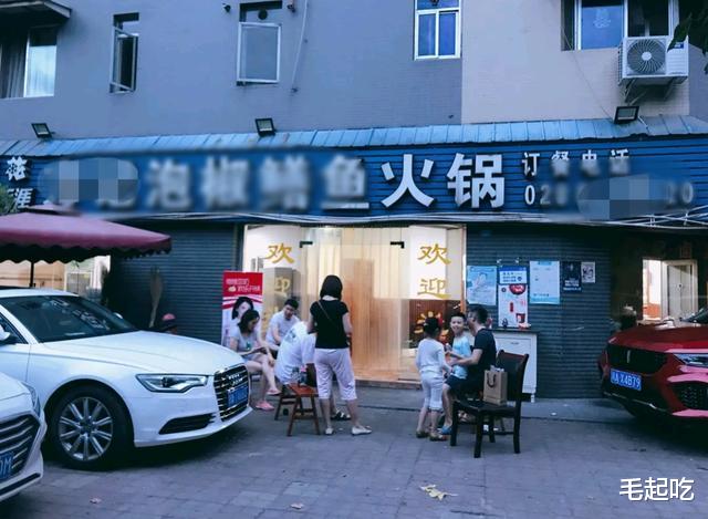 鱼火锅|高傲的服务员、赤膊的厨师！成都著名鳝鱼火锅“踩雷”，失望而归