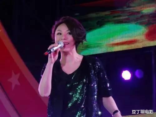 春晚|她因春晚走红，为接商演放央视“鸽子”，如今街头卖艺却没人买单