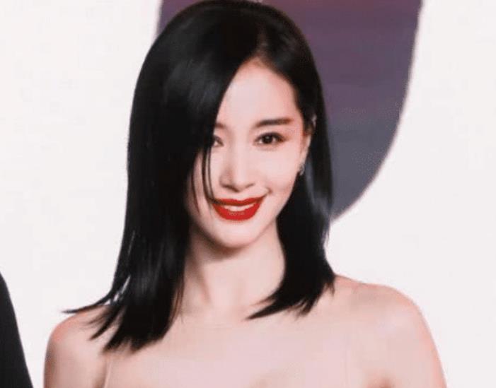 【王子文】王子文身材很苗条, 穿着不算太保守却一丝不露, 太省布料了