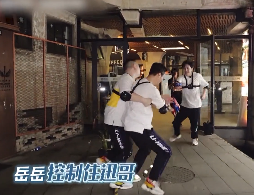 王迅▲讽刺不？王迅玩游戏跑出一身汗，某位嘉宾全程消失、零跑动！