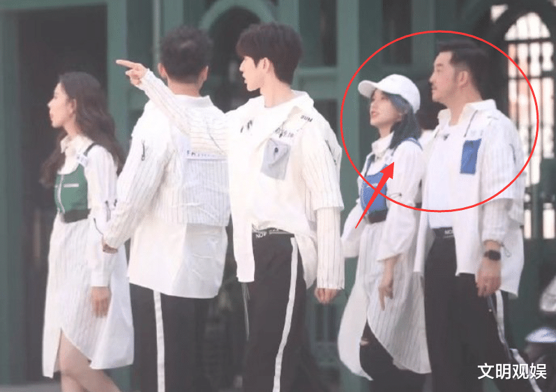 「蔡徐坤」跑男最新路透照，蔡徐坤搭档何穗一队，看到程潇队友粉丝放心了