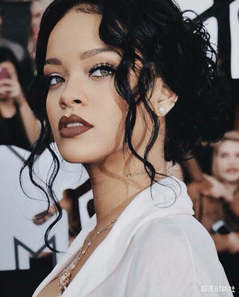 [休斯顿]已故57岁音乐天后，号称美国第一嗓，演唱会身着盔甲胸衣气场全开