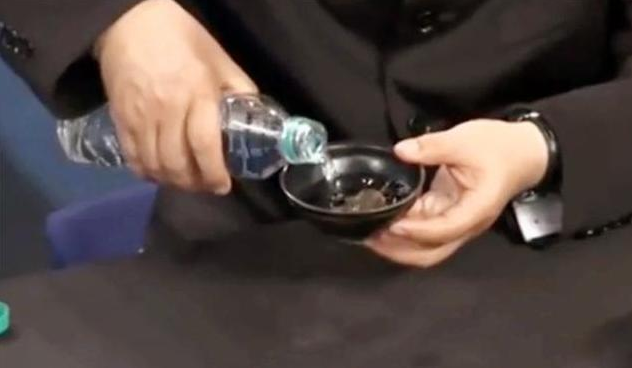 颜夕趣史|小伙拿“破碗”去鉴宝，遭到嘲笑，专家倒入水后却不笑了