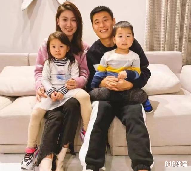 「武磊」共患难！武磊确诊新冠妻子不离不弃，照顾他生活，父母带孩子住他处