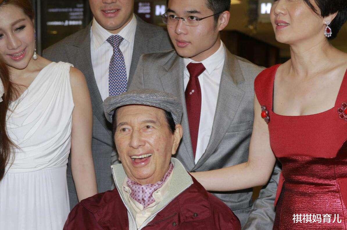 何鸿燊|赌王78岁高龄,不靠试管如何生育?四太太无心说漏嘴,令人顿悟