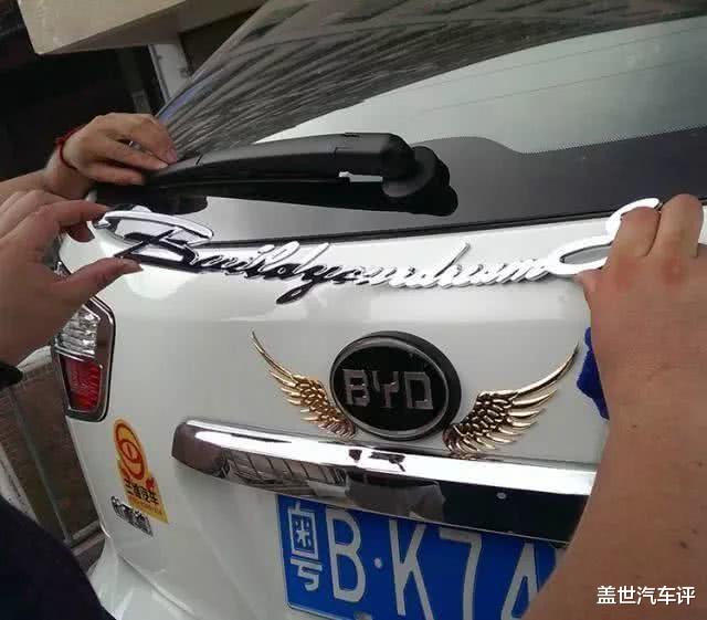 比亚迪:江苏一辆比亚迪,因车标多了一个字,保时捷看后都要踩刹车