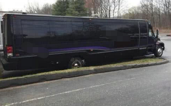 豪车：赵本山豪华“小火车”座驾火了，全球仅一辆，内饰犹如行走的宫殿