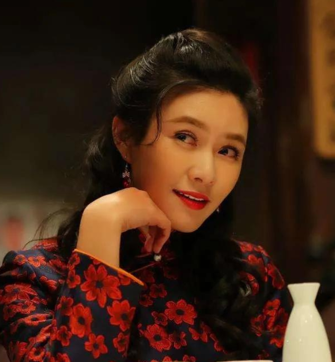 田海蓉|老戏骨田海蓉为女庆生，女儿戴皇冠她戴鸽子蛋，网传富豪老公已死