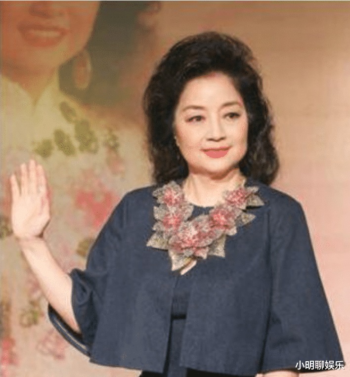 「徐小凤」宁愿离婚也不改国籍, 连春晚都为她破例, 现71岁依然单身备受尊敬