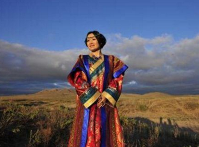 「春晚」26岁北漂睡仓库，4次上春晚，曾与恩师同床共枕，现单身没人敢追