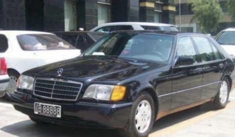 丰田普拉多|普拉多违停路边却没有被贴条，交警：不是不想，我是真不敢贴