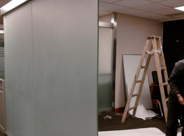 |装修窗户别挂窗帘，聪明人会贴它代替，隐私性高又好看