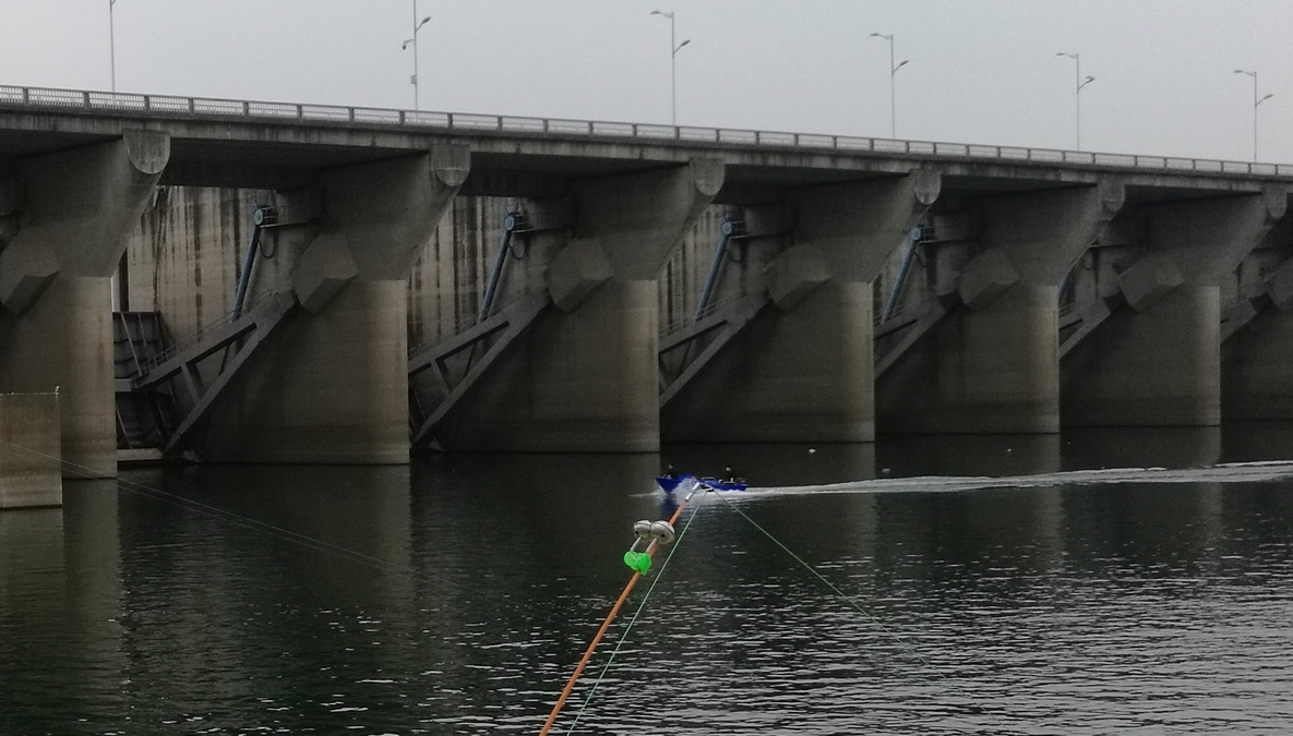 株洲：钓鱼、挂鱼本是很好的娱乐，何必如此冒险呢？真为他们担心