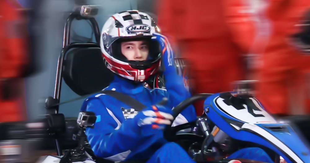 王一博@王一博想漂移《天天向上》安排卡丁车比赛，拉横幅庆回归，太宠了