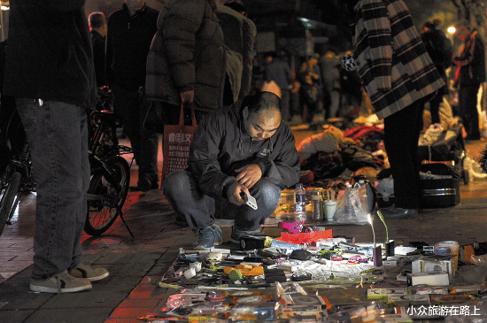 橄榄核@我国因翡翠出名的商业街，千万玉料被摆成地摊，就在“玉器之乡”