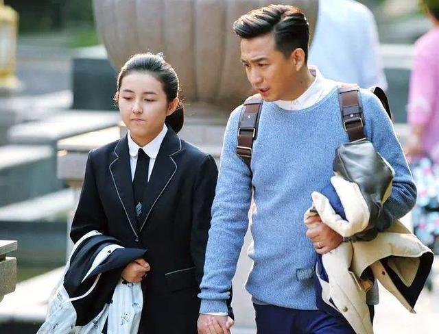 考试|网友高考偶遇张子枫,进考场前还认真复习资料,跟考生聊天超温柔