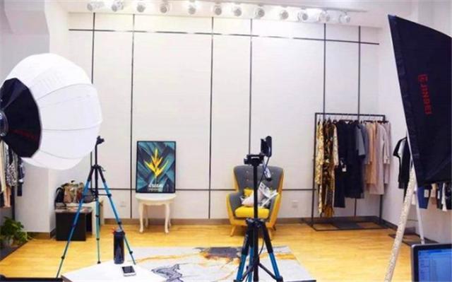 「奥迪」52岁\光头强\：光环褪去无人问津，卖掉奥迪换摩托，娇妻不辞而别