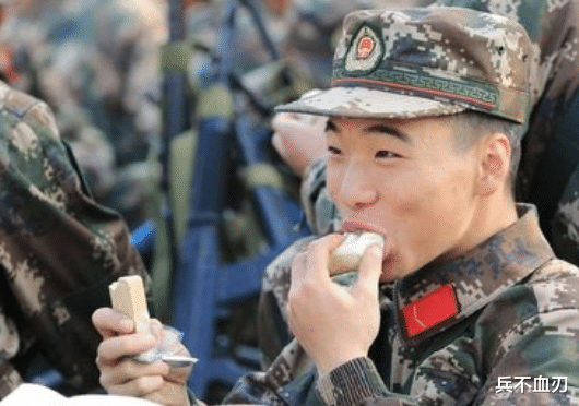 饼干|压缩饼干为何如此耐饿？小伙拿水煮完傻眼了，难怪一块能顶几碗饭