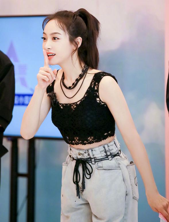 穿衣搭配■真元气少女!33岁宋茜扎高马尾甜美减龄,穿搭时尚吸睛