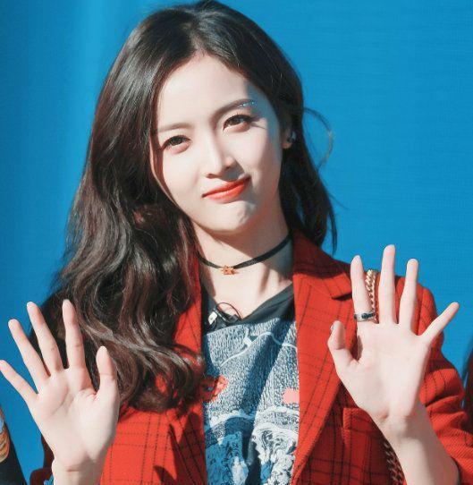 中国好声音|吴宣仪录制综艺节目受伤,膝盖处擦伤严重,粉丝们直呼心疼