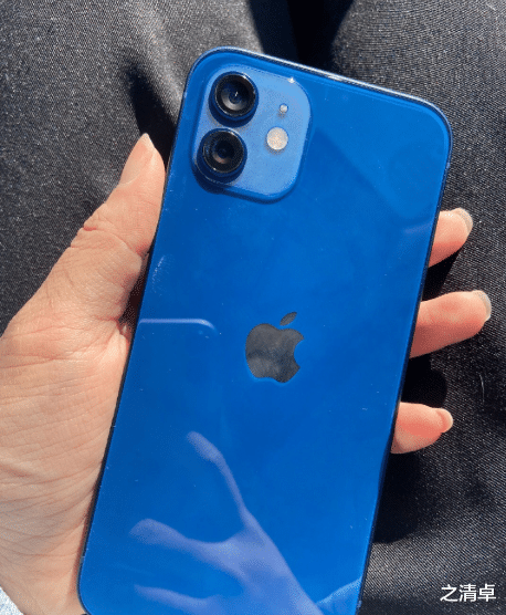 |iPhone12蓝色版首摔，背面裂个稀碎，摄像头都未能幸免