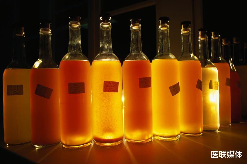 尿酸|体内尿酸超出水平线了？这4种会让你“走向”痛风的食物，别再吃了