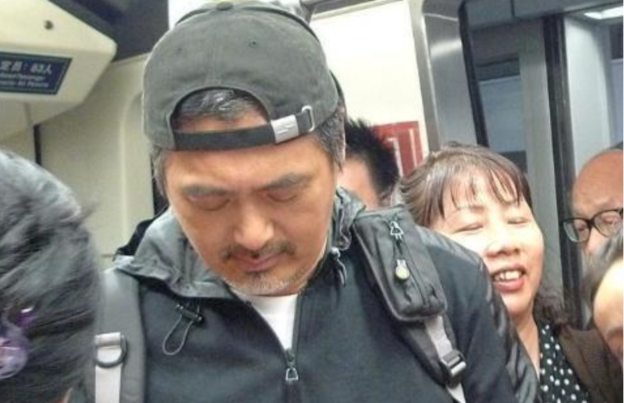 成龙■67岁的洪金宝，64岁的周润发，65岁的成龙，只有64岁的他活得像个妖精