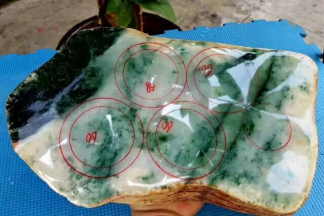 银币|大万拿下的翡翠原石切出20只手镯，飘花灵动，货主直接放烟花庆祝！