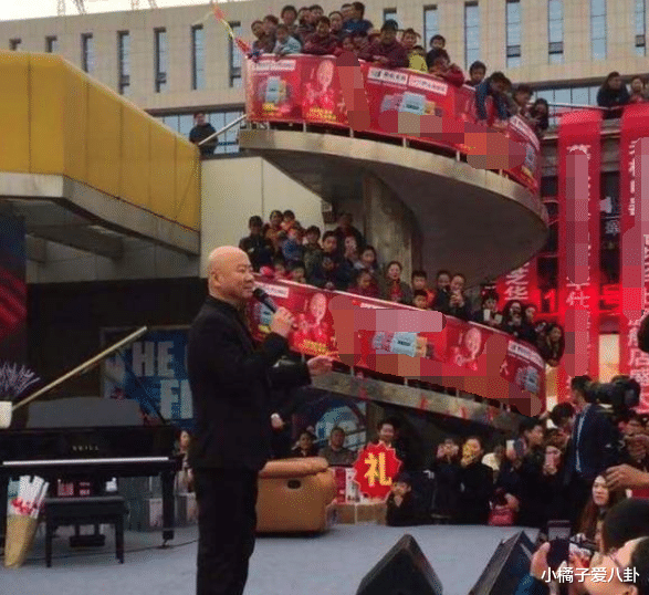 春晚|郭冬临街头卖艺讨生活，昔日春晚常驻为何沦落至此？看清照片后：细思极恐